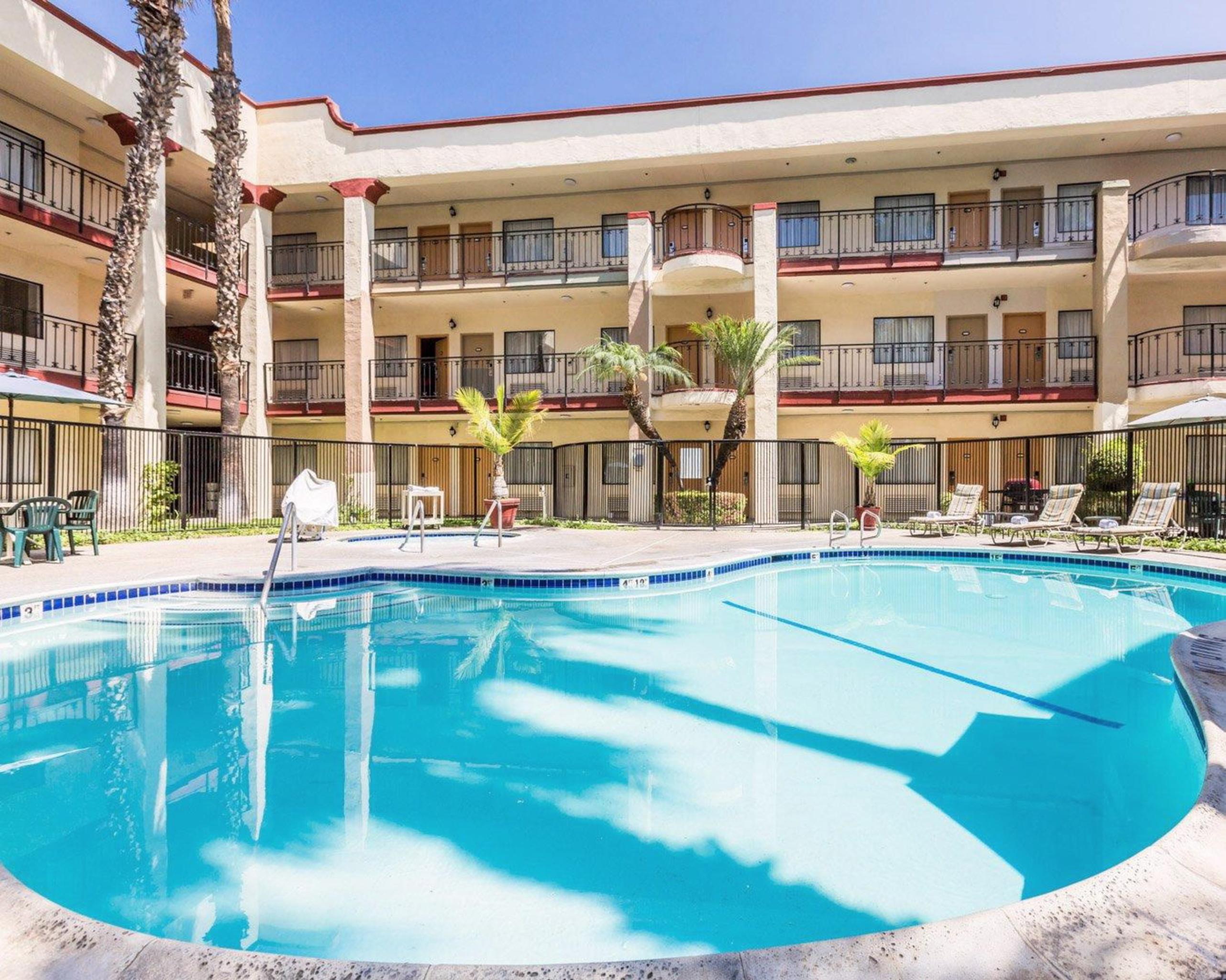 Comfort Inn & Suites Orange County John Wayne Airport Санта-Ана Экстерьер фото