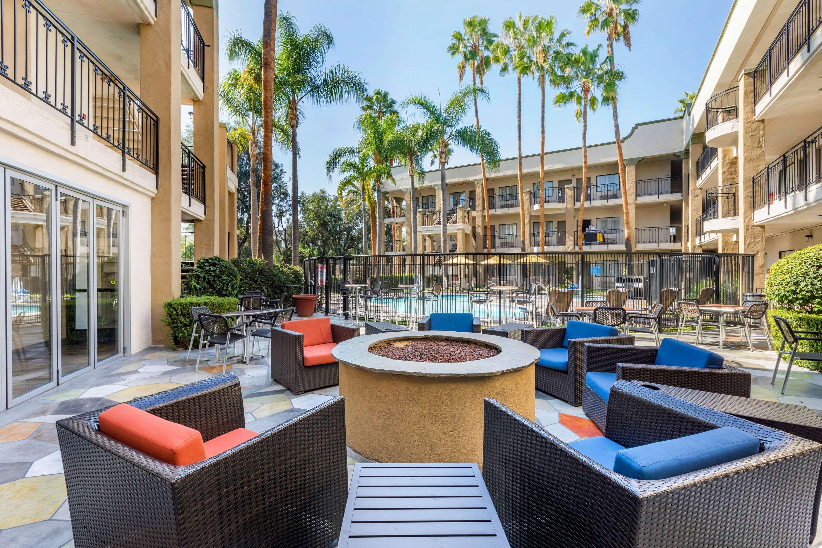Comfort Inn & Suites Orange County John Wayne Airport Санта-Ана Экстерьер фото