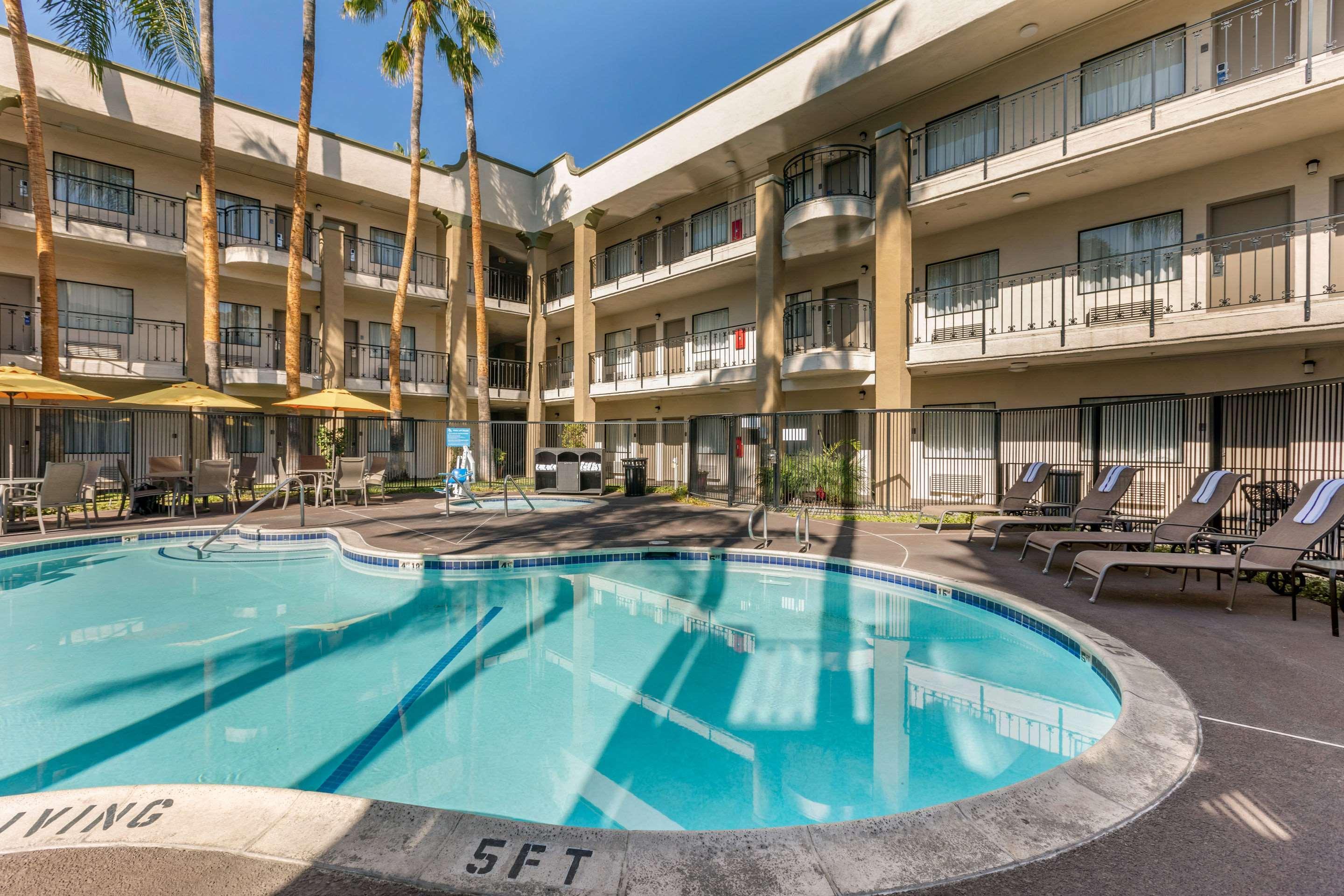 Comfort Inn & Suites Orange County John Wayne Airport Санта-Ана Экстерьер фото