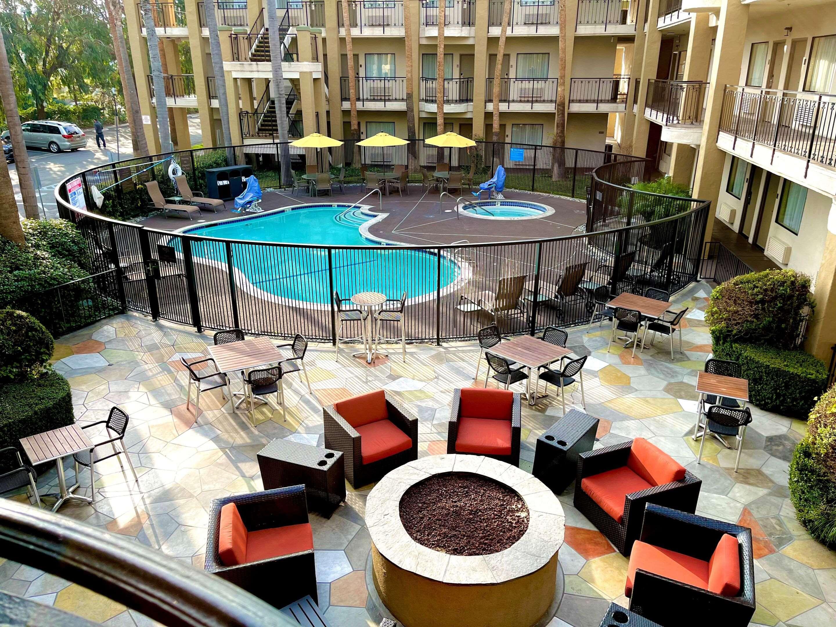 Comfort Inn & Suites Orange County John Wayne Airport Санта-Ана Экстерьер фото