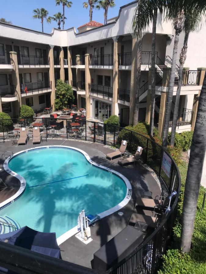 Comfort Inn & Suites Orange County John Wayne Airport Санта-Ана Экстерьер фото