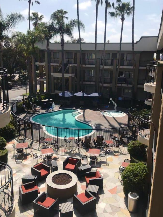 Comfort Inn & Suites Orange County John Wayne Airport Санта-Ана Экстерьер фото