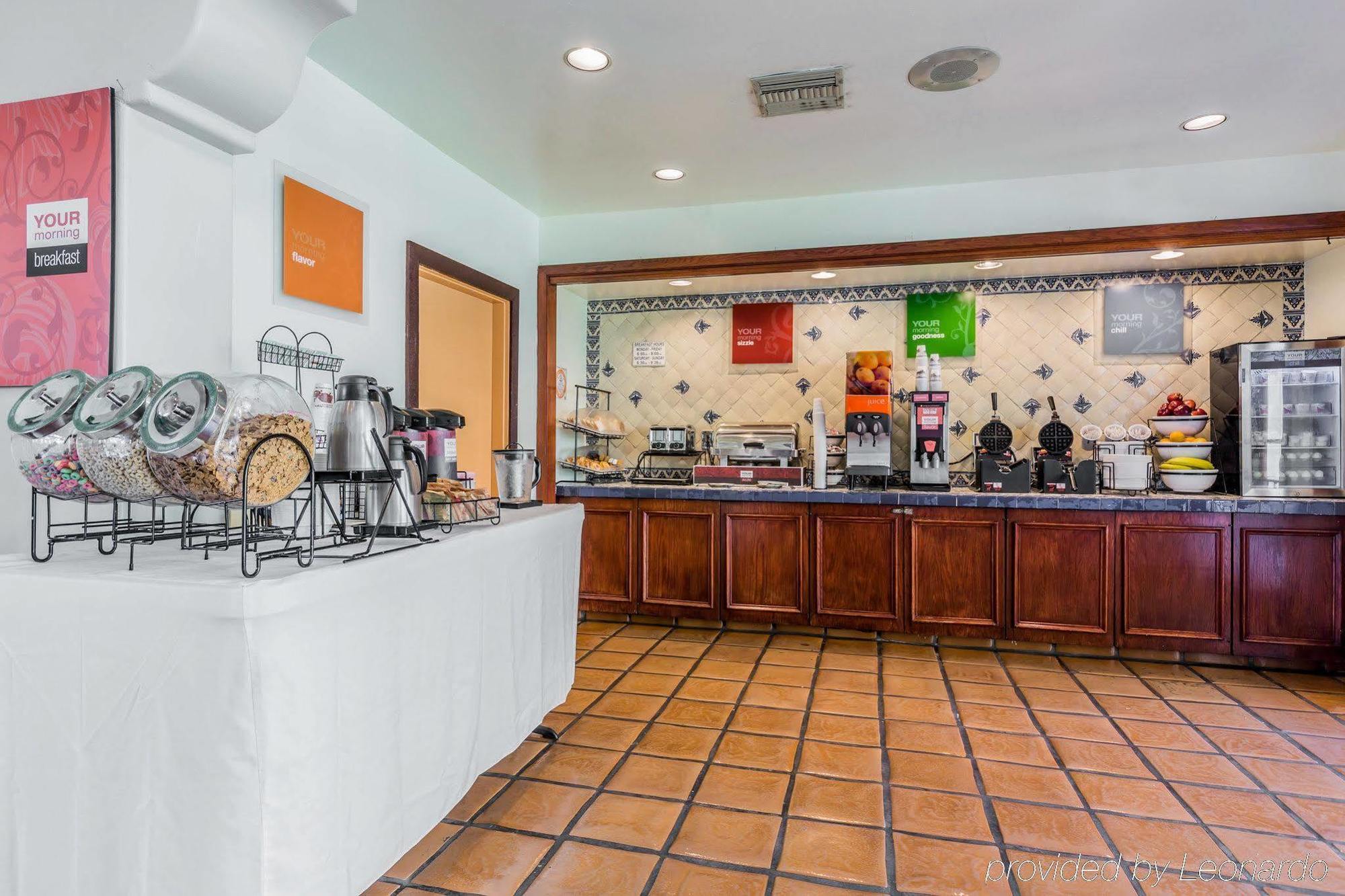 Comfort Inn & Suites Orange County John Wayne Airport Санта-Ана Экстерьер фото