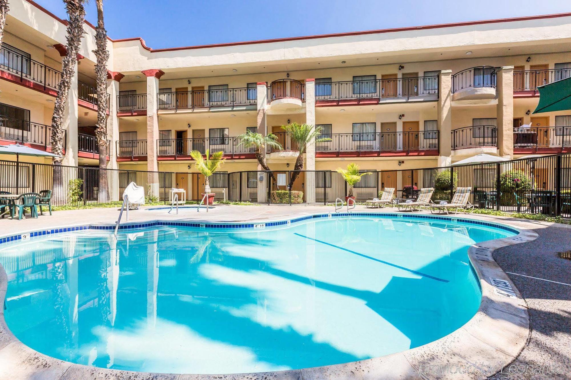Comfort Inn & Suites Orange County John Wayne Airport Санта-Ана Экстерьер фото