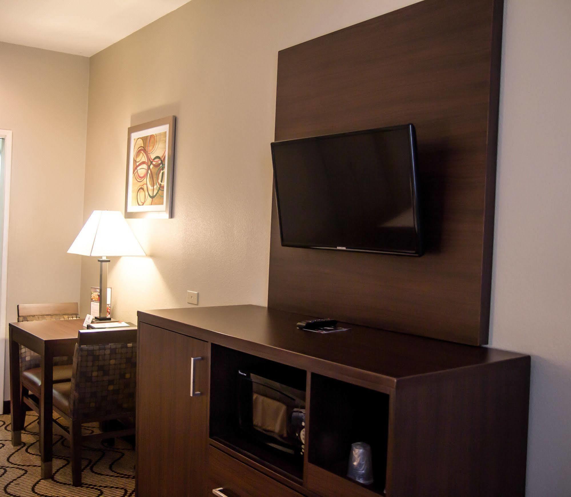 Comfort Inn & Suites Orange County John Wayne Airport Санта-Ана Экстерьер фото